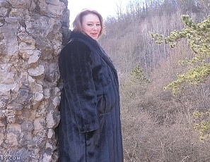 lily3/videos/228 - venus in fur in mountains